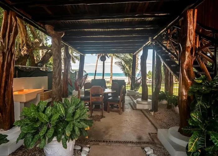 Tree House Ocean Front Unit #2 Sámara