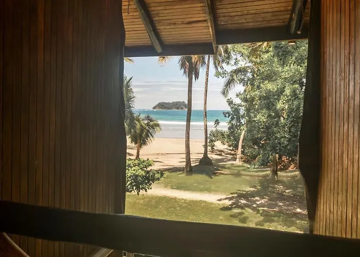 Сasa de vacaciones Tree House Ocean Front Unit #2