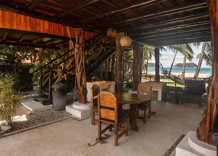 Tree House Ocean Front Unit #2 * Sámara