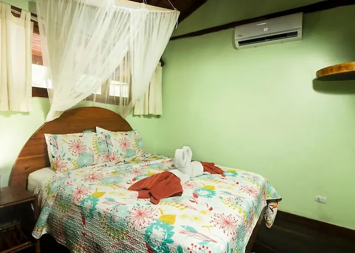 Сasa de vacaciones Tree House Ocean Front Unit #2 *